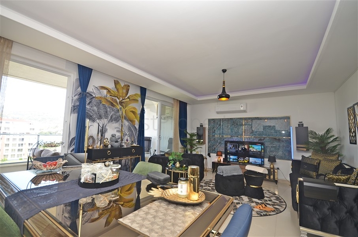 Двухуровневый пентхаус с видом на море в районе Демирташ