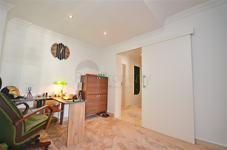 Двухуровневый пентхаус с видом на море в районе Демирташ