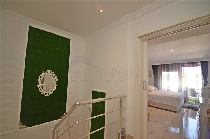 Двухуровневый пентхаус с видом на море в районе Демирташ