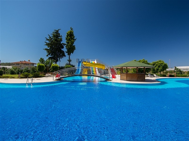 Двухуровневый пентхаус с видом на море в районе Демирташ