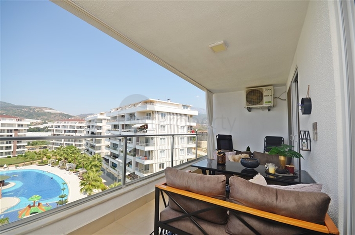 Двухуровневый пентхаус с видом на море в районе Демирташ