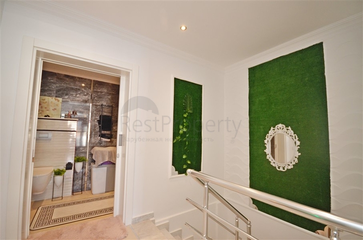 Двухуровневый пентхаус с видом на море в районе Демирташ