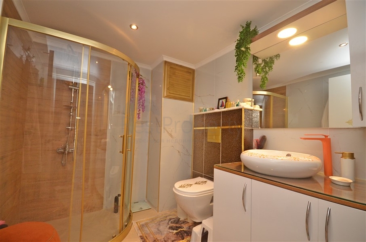 Двухуровневый пентхаус с видом на море в районе Демирташ