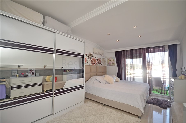 Двухуровневый пентхаус с видом на море в районе Демирташ