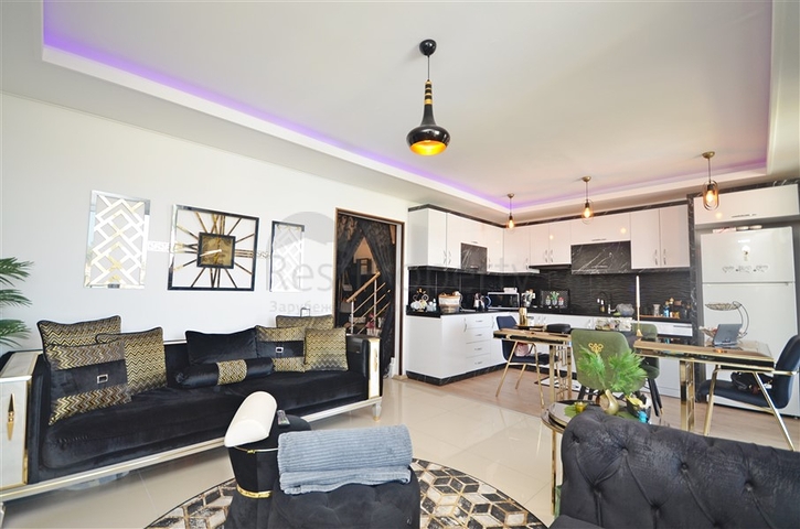 Двухуровневый пентхаус с видом на море в районе Демирташ