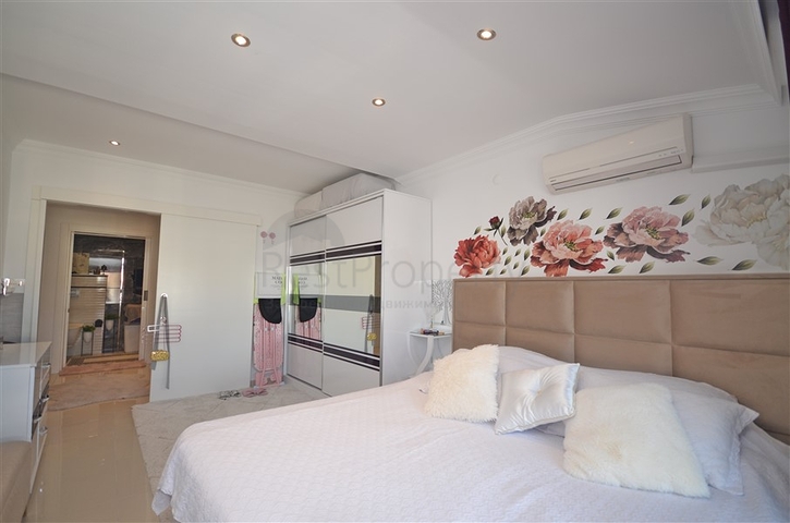 Двухуровневый пентхаус с видом на море в районе Демирташ