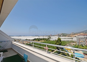 Двухуровневый пентхаус с видом на море в районе Демирташ