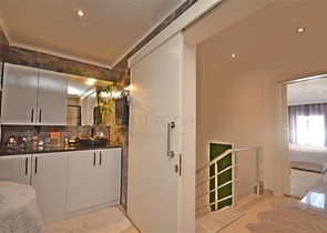 Двухуровневый пентхаус с видом на море в районе Демирташ