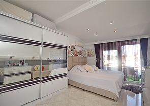 Двухуровневый пентхаус с видом на море в районе Демирташ