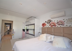 Двухуровневый пентхаус с видом на море в районе Демирташ