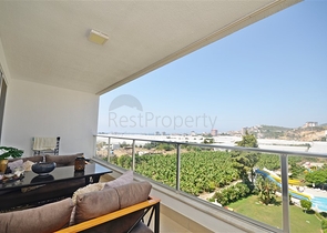 Двухуровневый пентхаус с видом на море в районе Демирташ