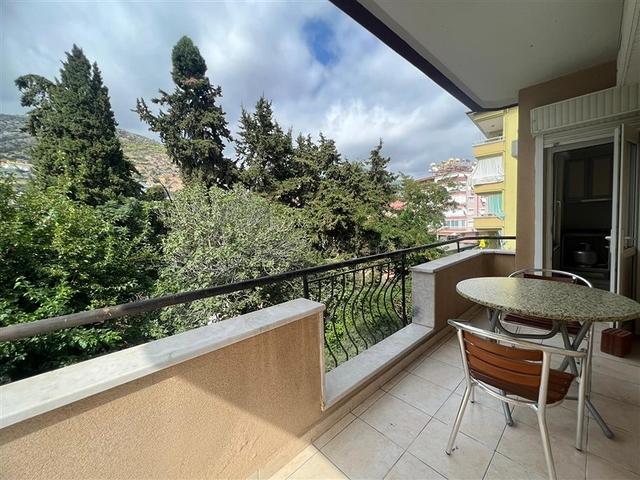 Просторная двухкомнатная квартира на Клеопатре 