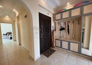 Просторная двухкомнатная квартира на Клеопатре 