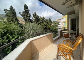 Просторная двухкомнатная квартира на Клеопатре 