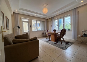 Просторная двухкомнатная квартира на Клеопатре 