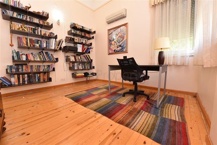 Вилла планировкой 6+1 с отдельной кухней в районе Кестель