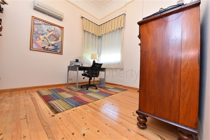 Вилла планировкой 6+1 с отдельной кухней в районе Кестель