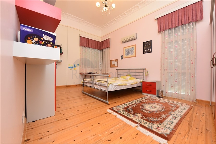 Вилла планировкой 6+1 с отдельной кухней в районе Кестель