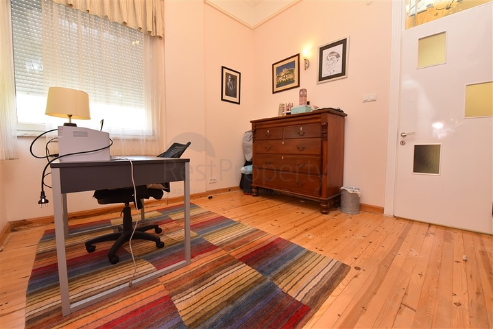 Вилла планировкой 6+1 с отдельной кухней в районе Кестель