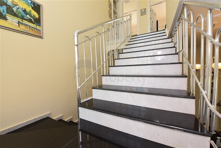 Вилла планировкой 6+1 с отдельной кухней в районе Кестель