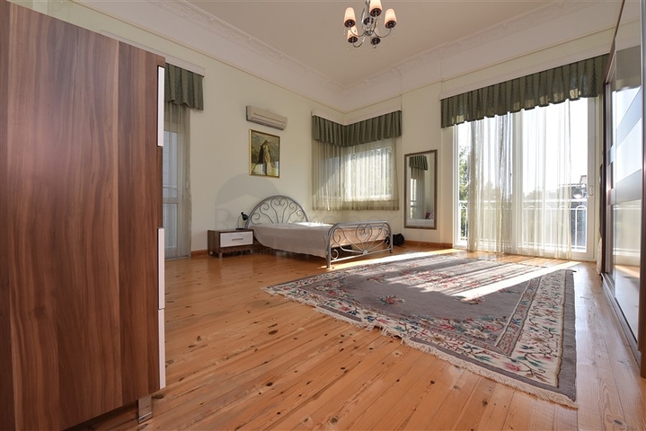 Вилла планировкой 6+1 с отдельной кухней в районе Кестель