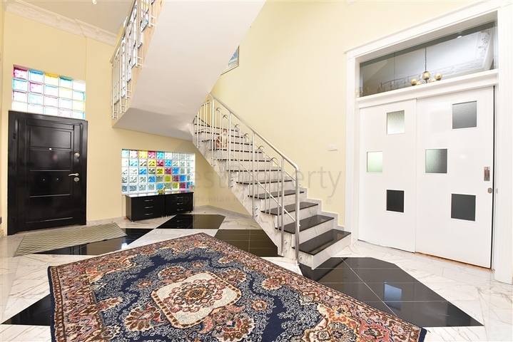 Вилла планировкой 6+1 с отдельной кухней в районе Кестель