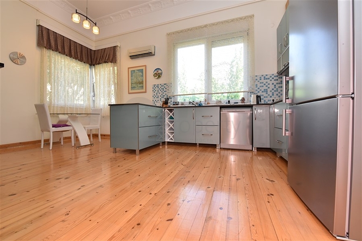 Вилла планировкой 6+1 с отдельной кухней в районе Кестель