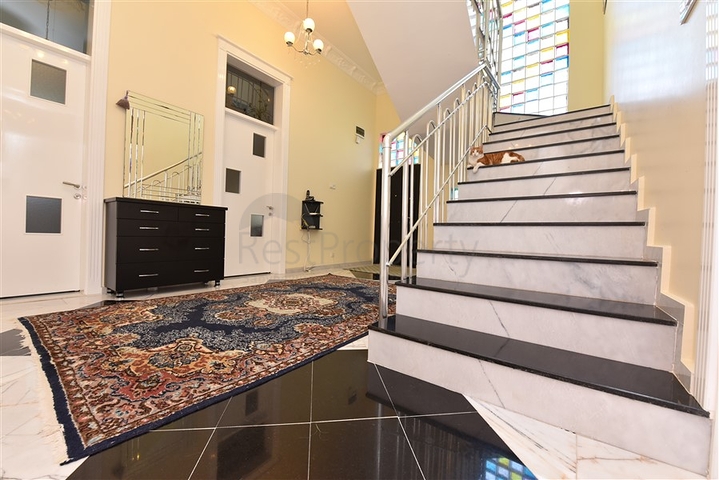 Вилла планировкой 6+1 с отдельной кухней в районе Кестель