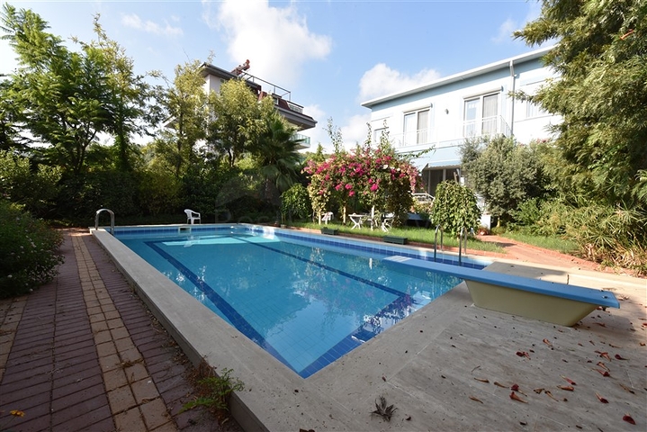 Вилла планировкой 6+1 с отдельной кухней в районе Кестель