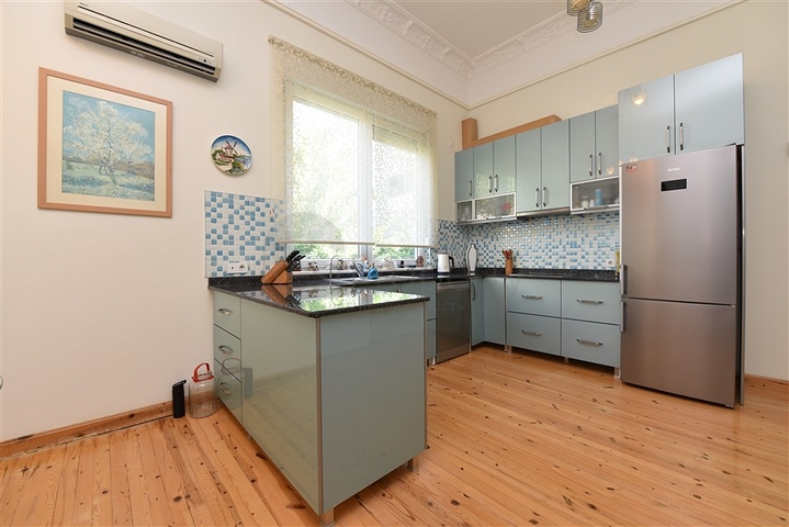 Вилла планировкой 6+1 с отдельной кухней в районе Кестель