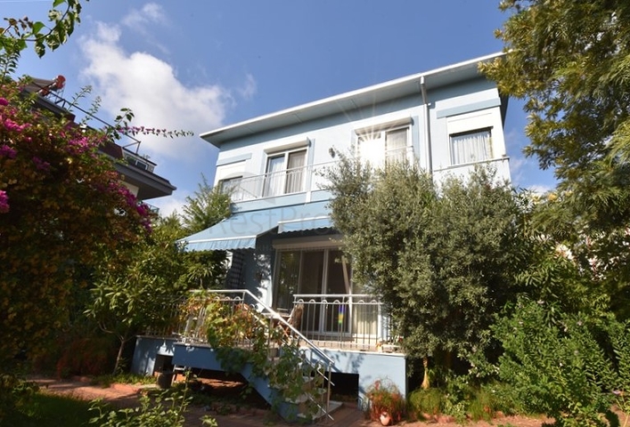 Вилла планировкой 6+1 с отдельной кухней в районе Кестель