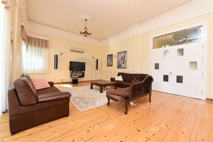 Вилла планировкой 6+1 с отдельной кухней в районе Кестель