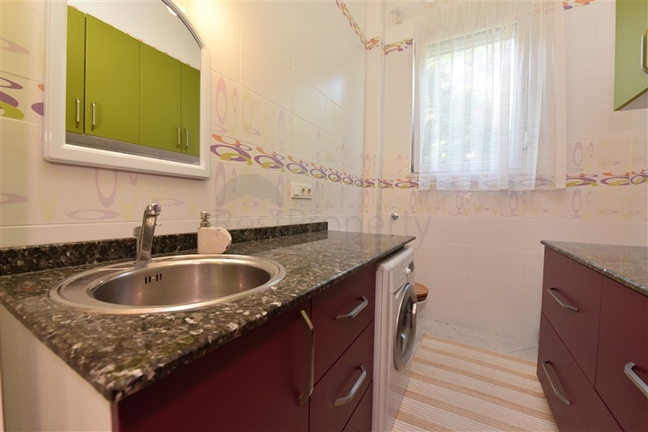 Вилла планировкой 6+1 с отдельной кухней в районе Кестель