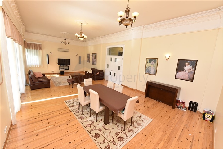 Вилла планировкой 6+1 с отдельной кухней в районе Кестель