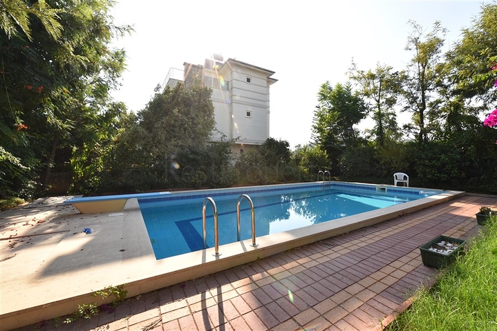 Вилла планировкой 6+1 с отдельной кухней в районе Кестель