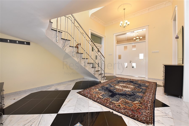 Вилла планировкой 6+1 с отдельной кухней в районе Кестель