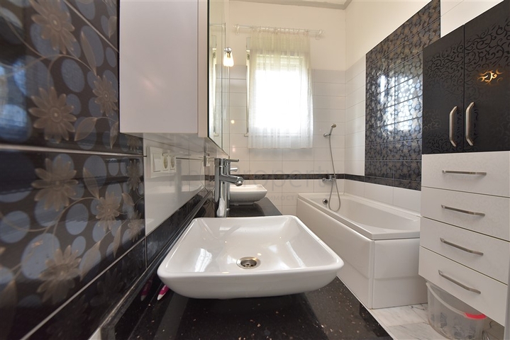 Вилла планировкой 6+1 с отдельной кухней в районе Кестель