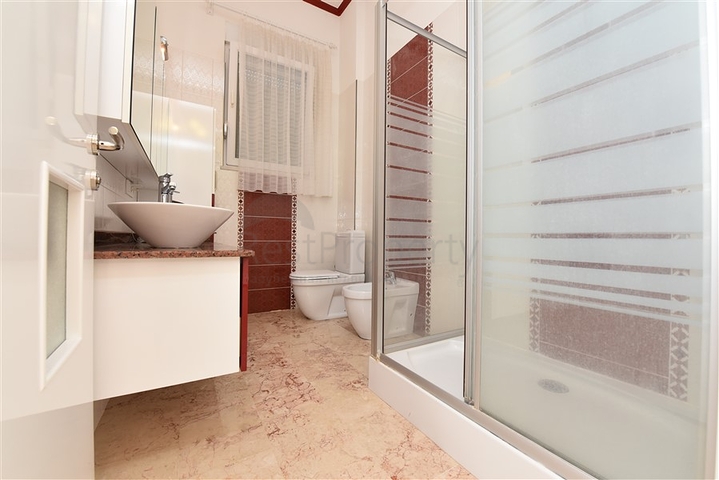 Вилла планировкой 6+1 с отдельной кухней в районе Кестель