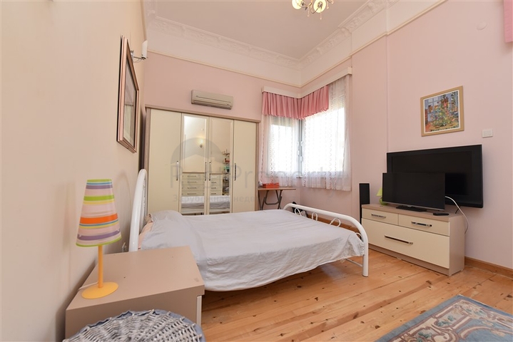 Вилла планировкой 6+1 с отдельной кухней в районе Кестель