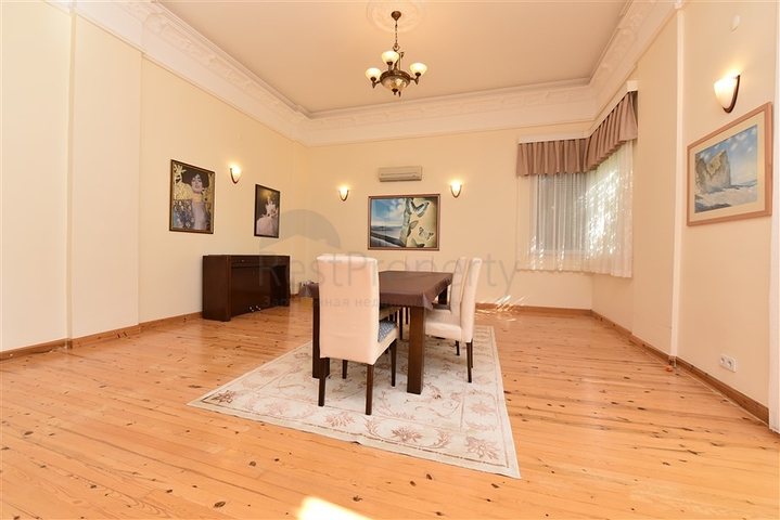 Вилла планировкой 6+1 с отдельной кухней в районе Кестель