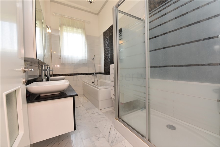 Вилла планировкой 6+1 с отдельной кухней в районе Кестель