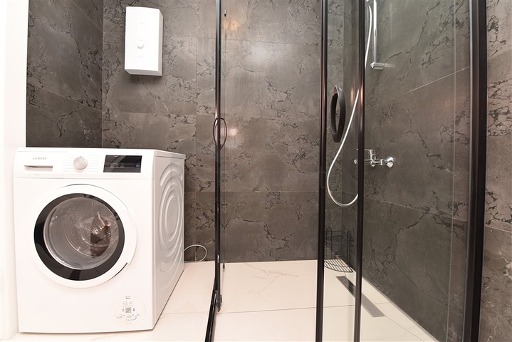 Трехкомнатную меблированную квартиру в районе Каргыджак