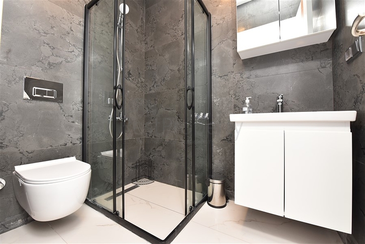 Трехкомнатную меблированную квартиру в районе Каргыджак