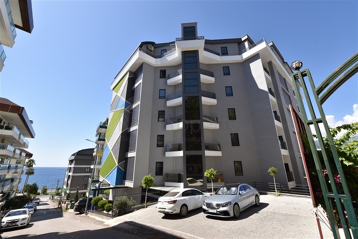 Трехкомнатную меблированную квартиру в районе Каргыджак