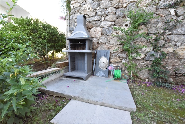 Трехкомнатную меблированную квартиру в районе Каргыджак