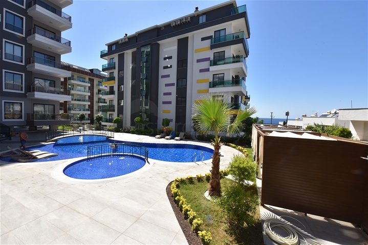 Трехкомнатную меблированную квартиру в районе Каргыджак