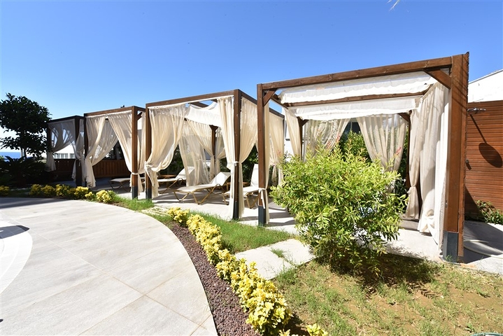 Трехкомнатную меблированную квартиру в районе Каргыджак