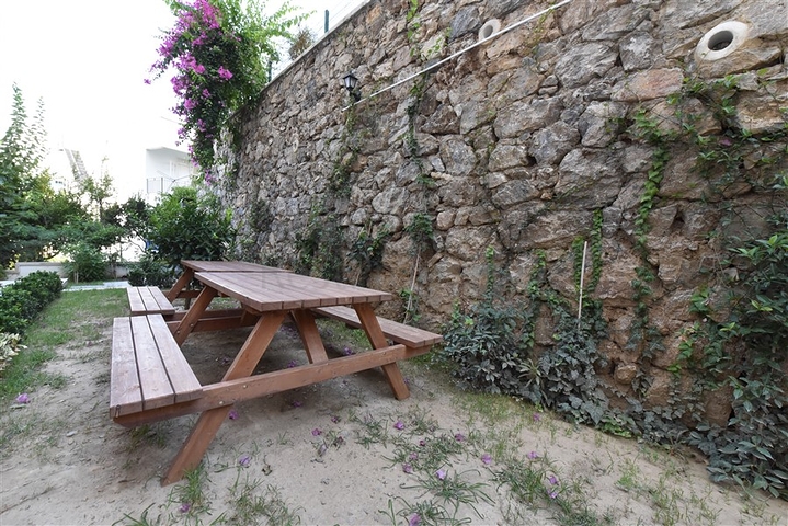 Трехкомнатную меблированную квартиру в районе Каргыджак