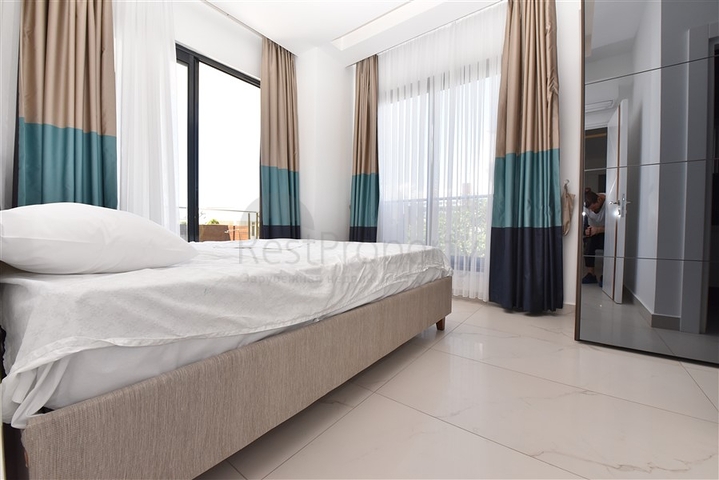 Трехкомнатную меблированную квартиру в районе Каргыджак