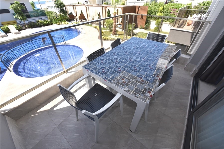 Трехкомнатную меблированную квартиру в районе Каргыджак